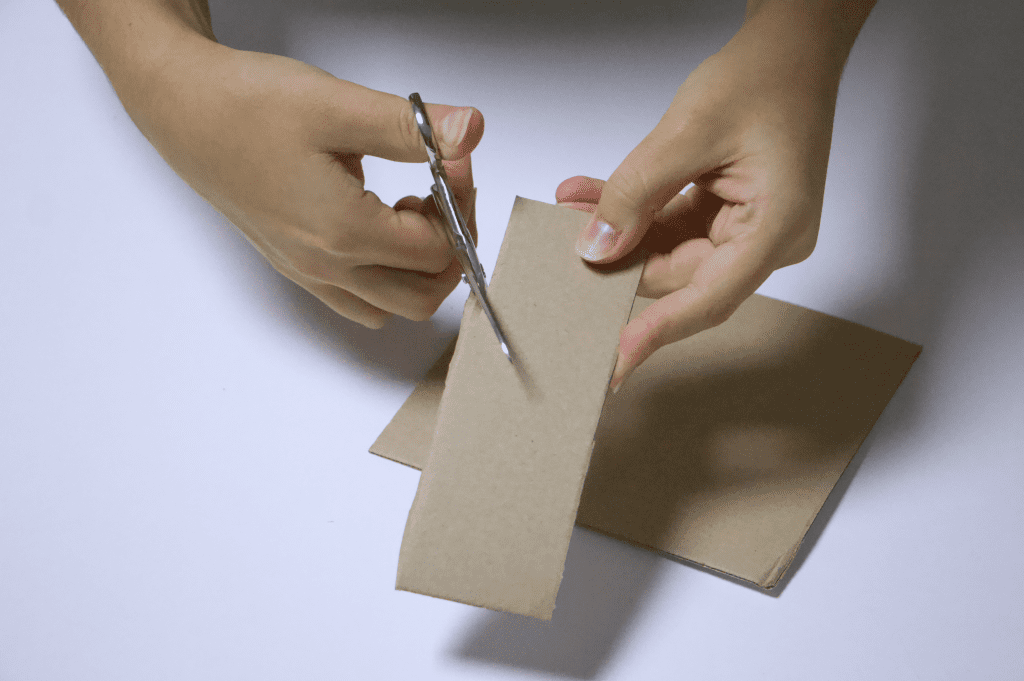Cortando las formas en el cartón