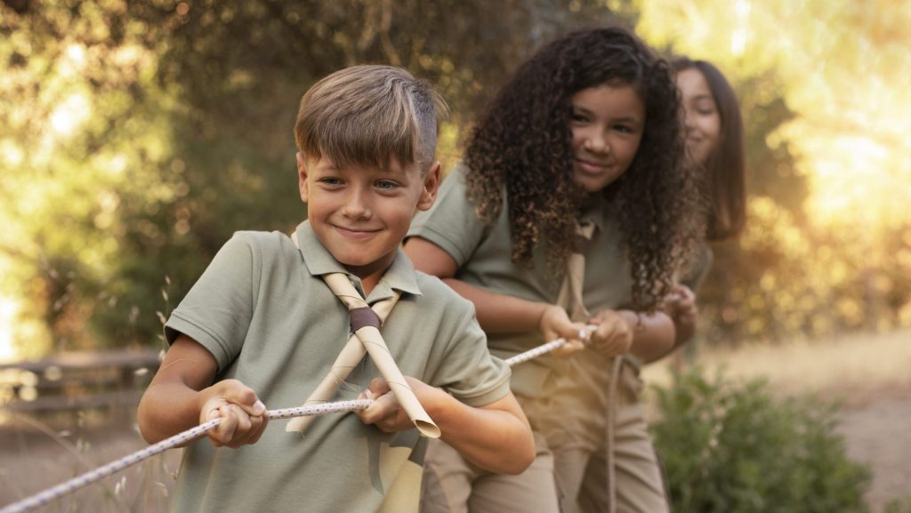 Niños jugando a la sogatira